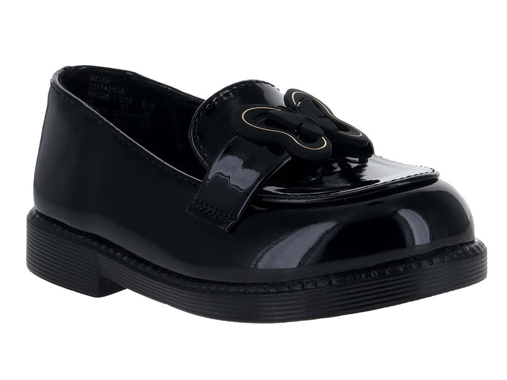 Zapato tipo mocasín para niño en color negro brillante con suela gruesa y detalle decorativo frontal.