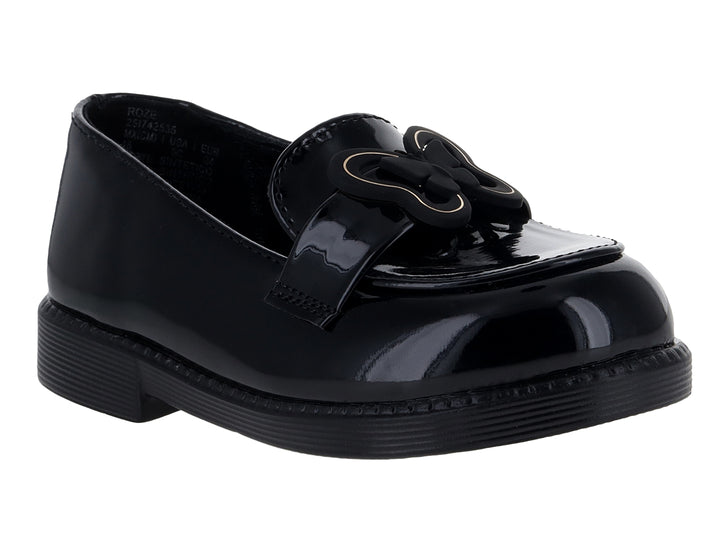 Zapato tipo mocasín para niño en color negro brillante con suela gruesa y detalle decorativo frontal.