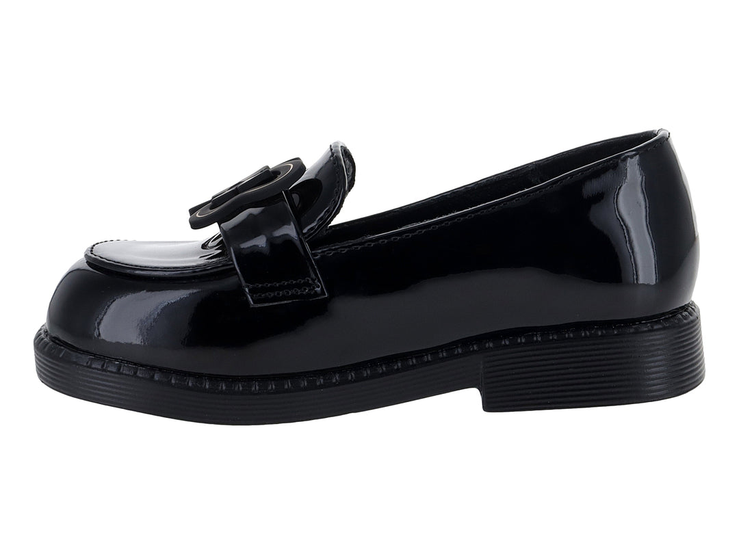 Zapato tipo mocasín para niño en color negro brillante con suela gruesa y detalle decorativo frontal.