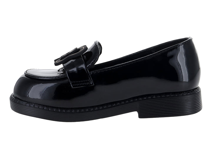 Zapato tipo mocasín para niño en color negro brillante con suela gruesa y detalle decorativo frontal.