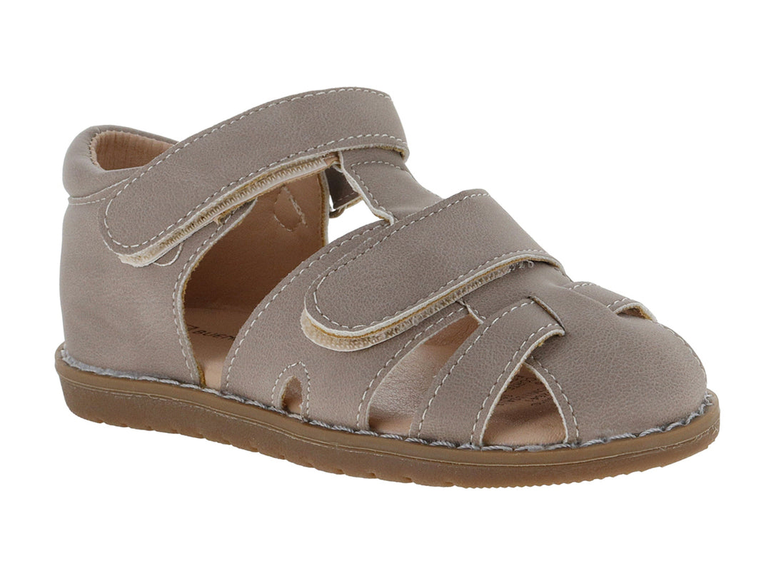 Sandalia infantil color marrón con cierres de velcro y suela flexible.