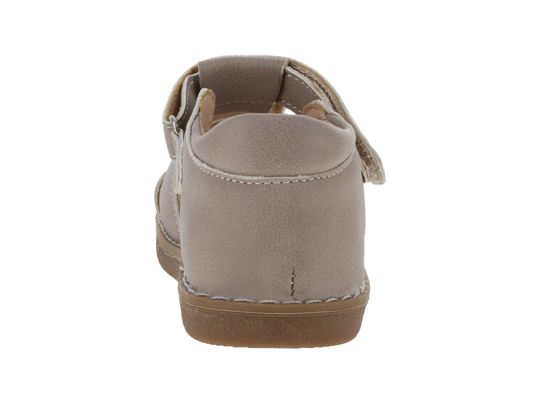 Sandalia infantil color marrón con cierres de velcro y suela flexible.