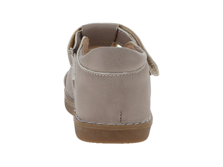 Sandalia infantil color marrón con cierres de velcro y suela flexible.