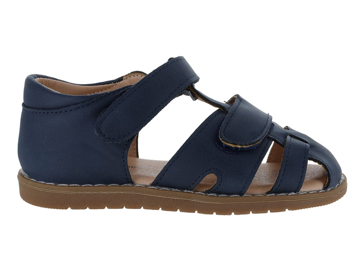 Sandalia infantil color azul marino con suela café y correa de ajuste con velcro.