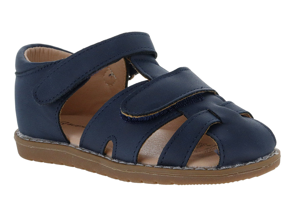 Sandalia infantil color azul marino con suela café y correa de ajuste con velcro.