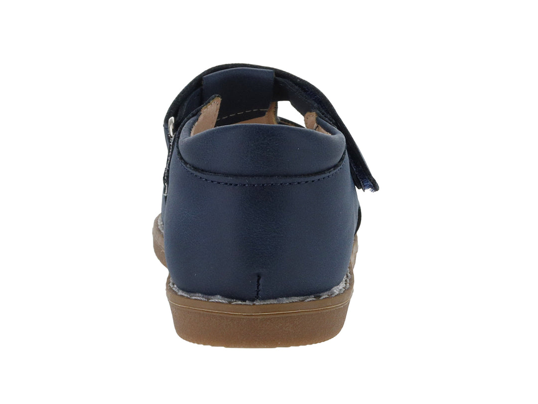 Sandalia infantil color azul marino con suela café y correa de ajuste con velcro.