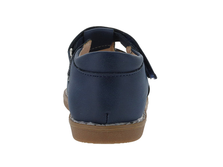 Sandalia infantil color azul marino con suela café y correa de ajuste con velcro.