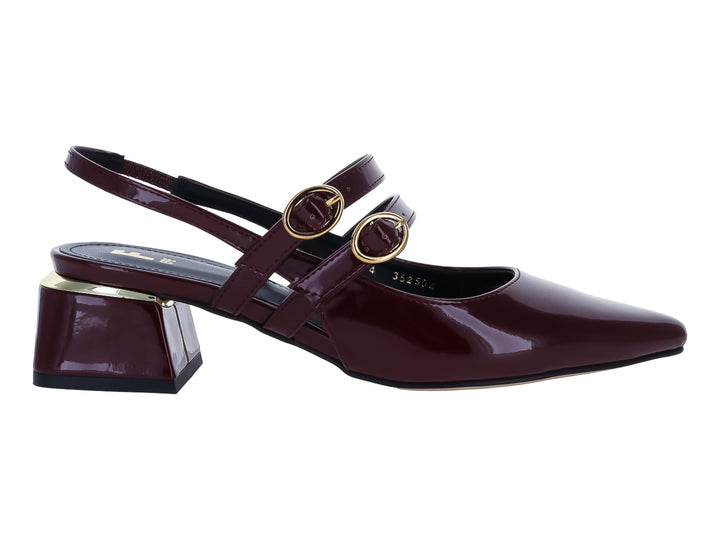Zapato de charol color cereza con tacón cuadrado y hebillas doradas.