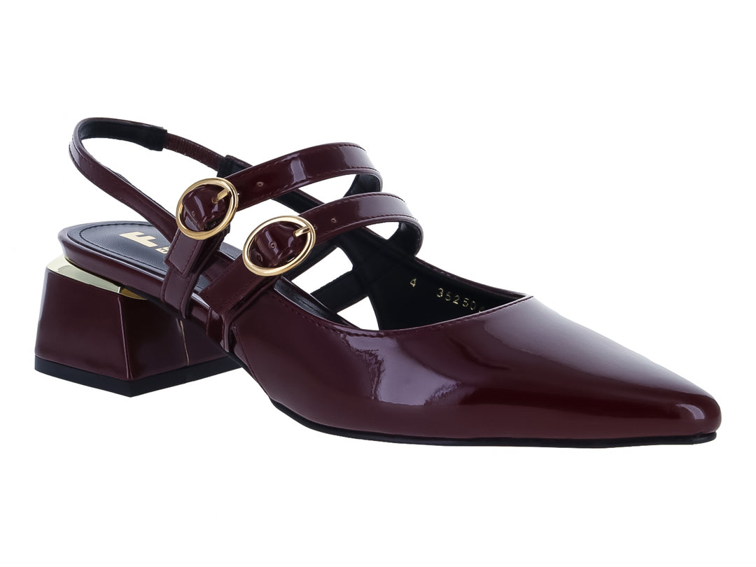 Zapato de charol color cereza con tacón cuadrado y hebillas doradas.