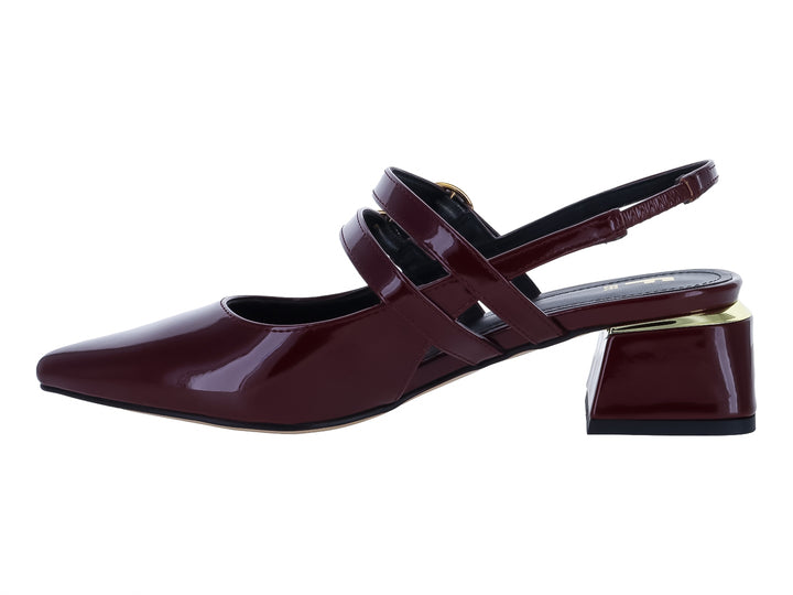 Zapato de charol color cereza con tacón cuadrado y hebillas doradas.