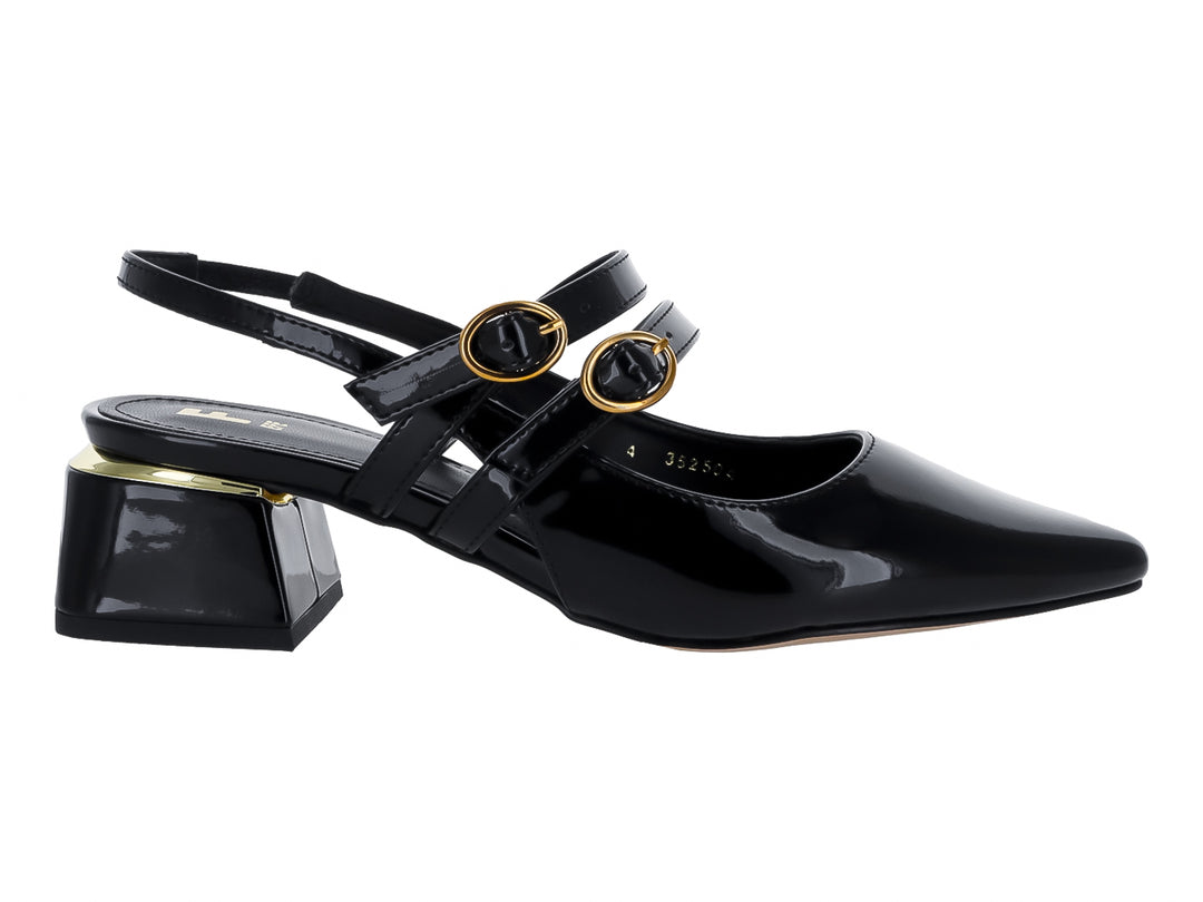 Zapato negro de charol con punta fina, tacón cuadrado y hebillas doradas.