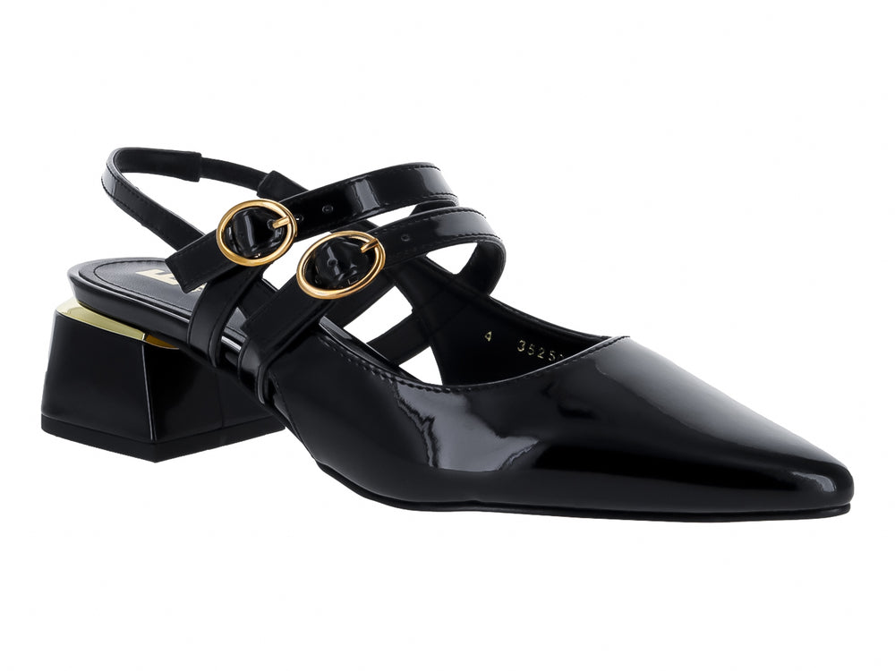 Zapato negro de charol con punta fina, tacón cuadrado y hebillas doradas.