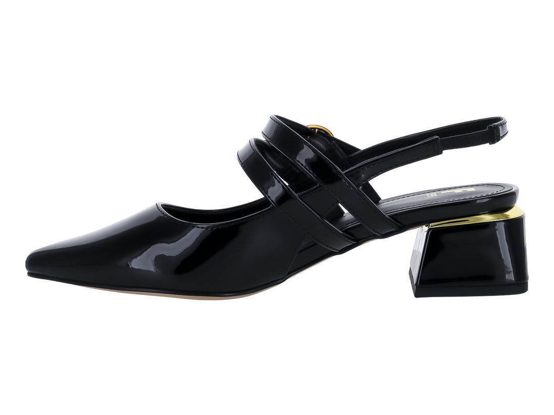 Zapato negro de charol con punta fina, tacón cuadrado y hebillas doradas.