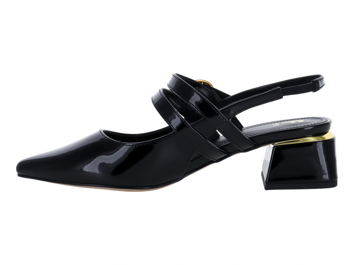 Zapato negro de charol con punta fina, tacón cuadrado y hebillas doradas.