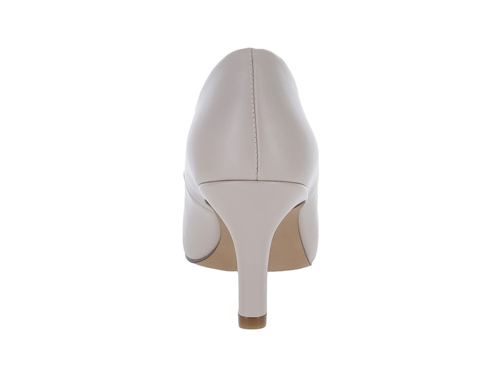 Zapato de tacón cerrado color ostión con punta redonda y tacón medio para mujer.