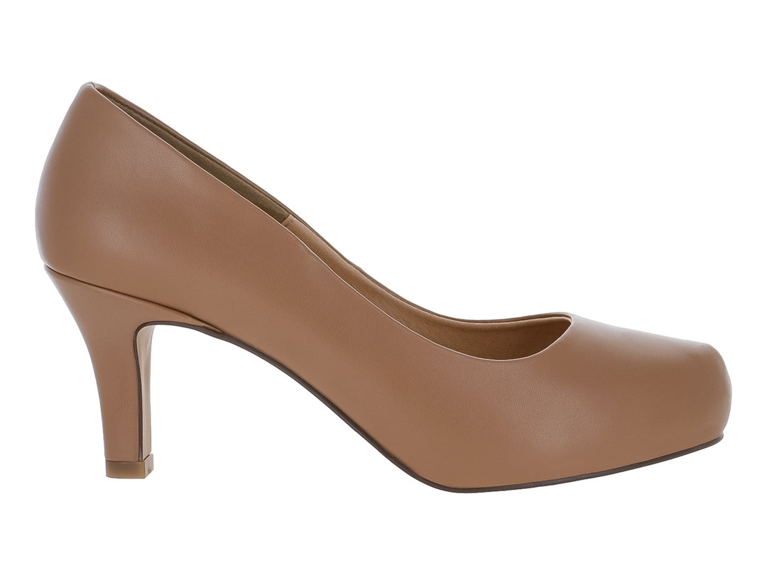 Zapato de tacón color trigo con punta redonda y plataforma pequeña para mujer.