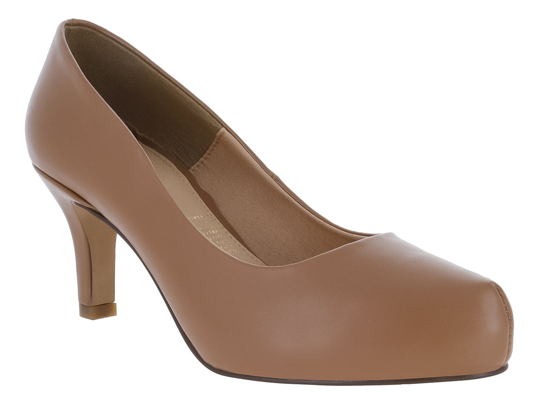 Zapato de tacón color trigo con punta redonda y plataforma pequeña para mujer.