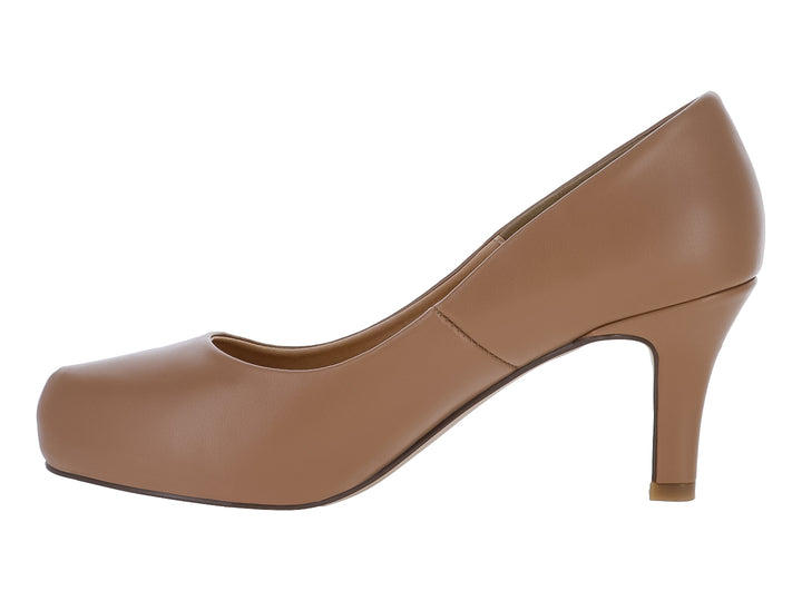 Zapato de tacón color trigo con punta redonda y plataforma pequeña para mujer.