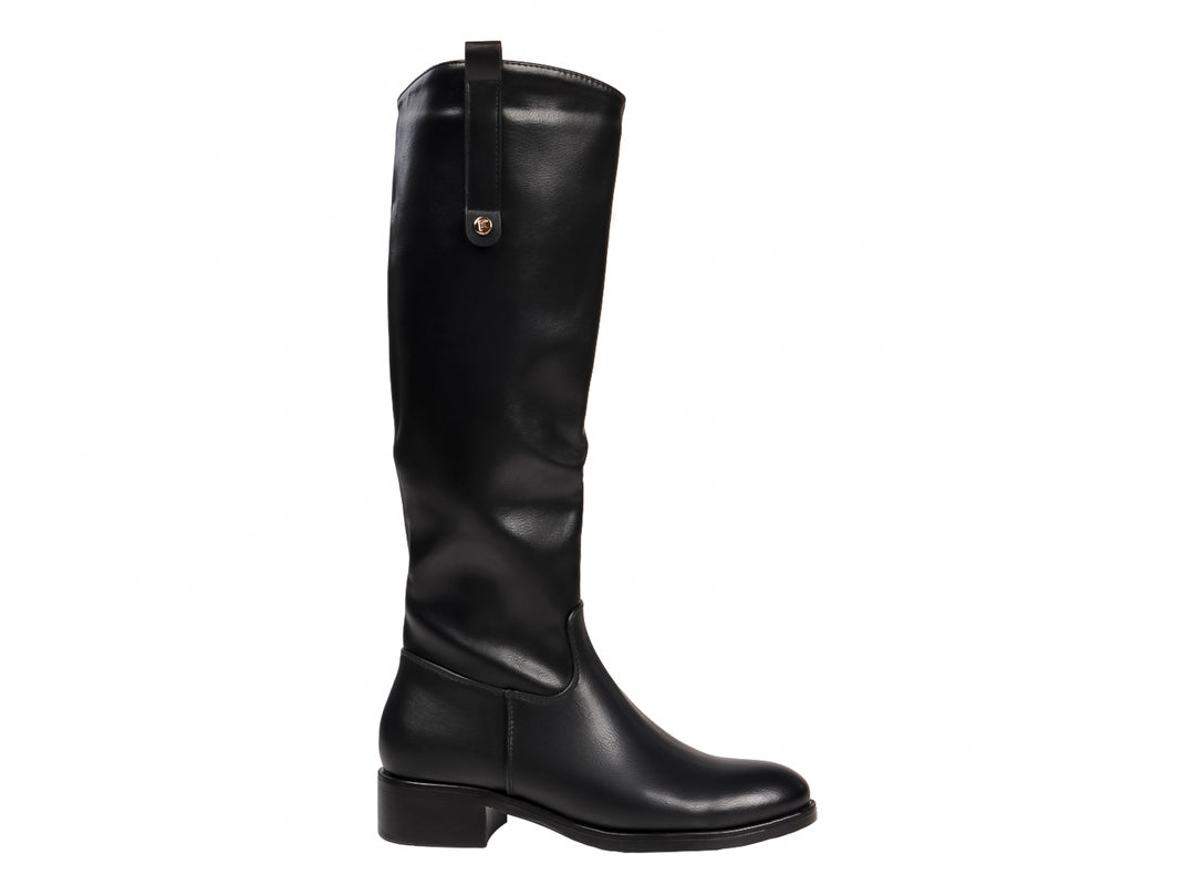 Botas altas de color negro para mujer, confeccionadas en material liso con tacón bajo.