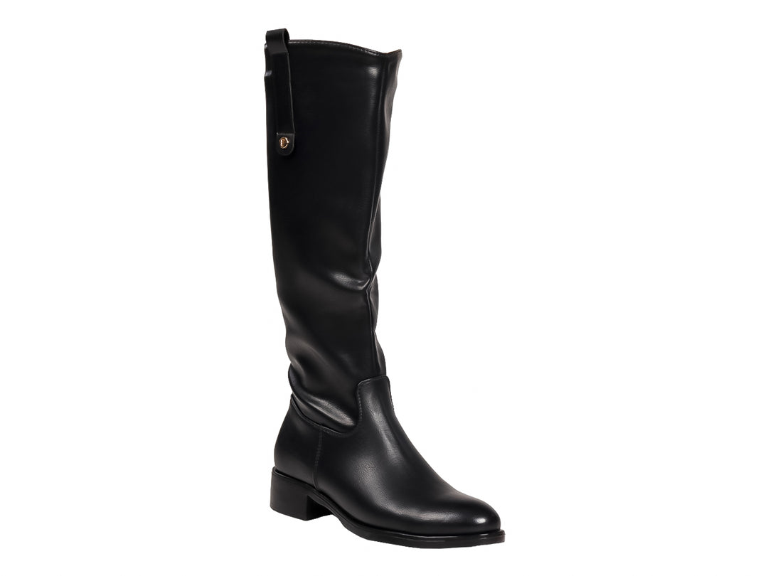 Botas altas de color negro para mujer, confeccionadas en material liso con tacón bajo.