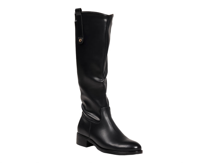 Botas altas de color negro para mujer, confeccionadas en material liso con tacón bajo.