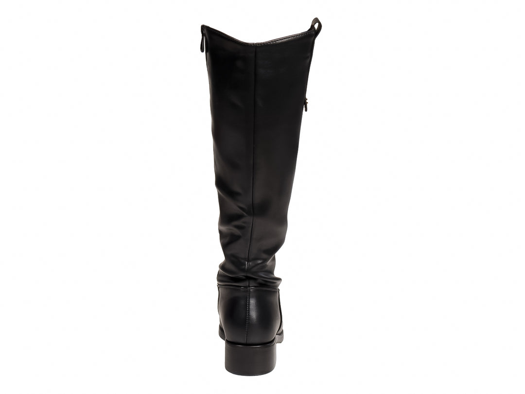 Botas altas de color negro para mujer, confeccionadas en material liso con tacón bajo.