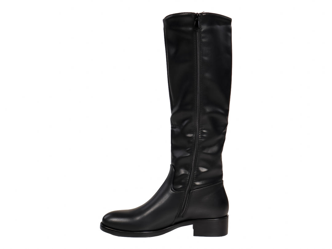 Botas altas de color negro para mujer, confeccionadas en material liso con tacón bajo.