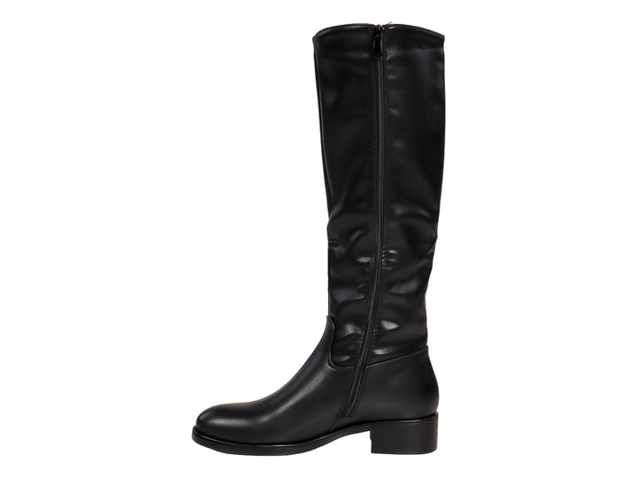 Botas altas de color negro para mujer, confeccionadas en material liso con tacón bajo.