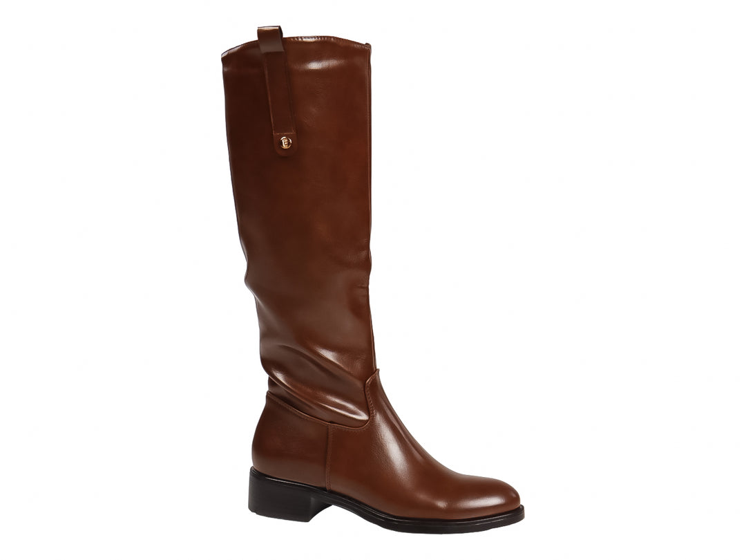 Bota alta de color café fabricada en material sintético con tacón bajo y suela negra.