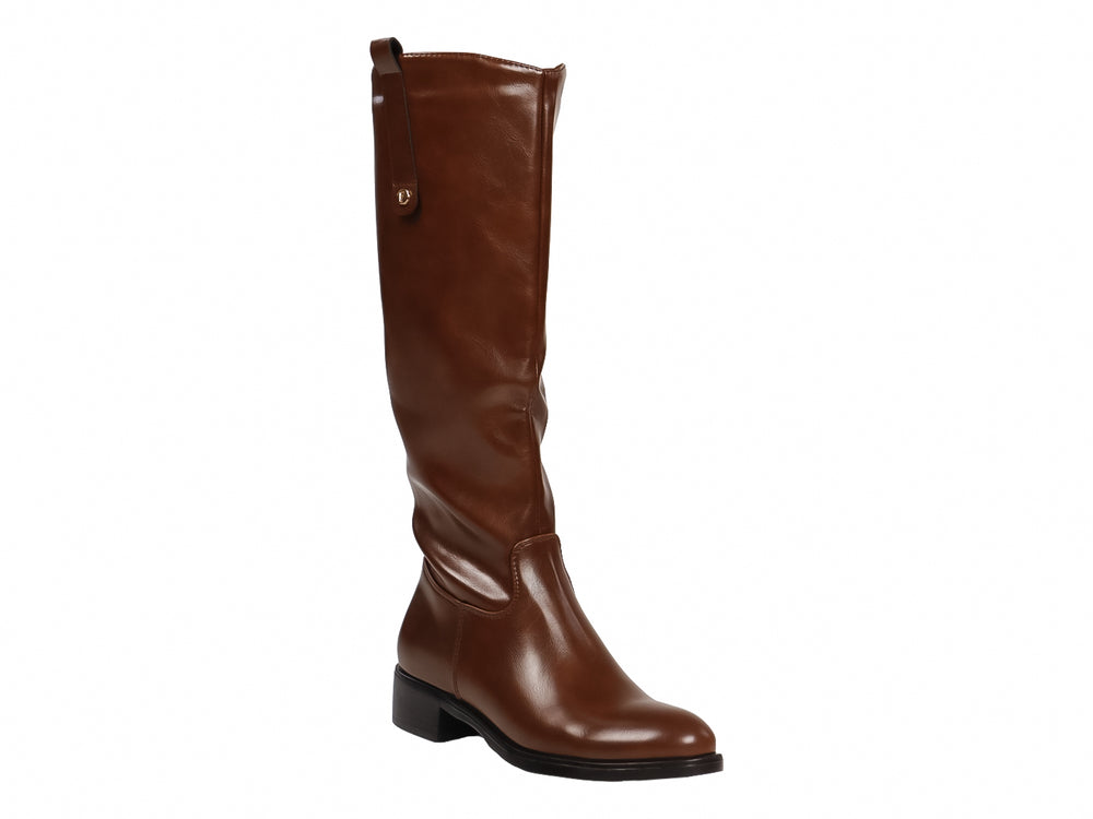 Bota alta de color café fabricada en material sintético con tacón bajo y suela negra.