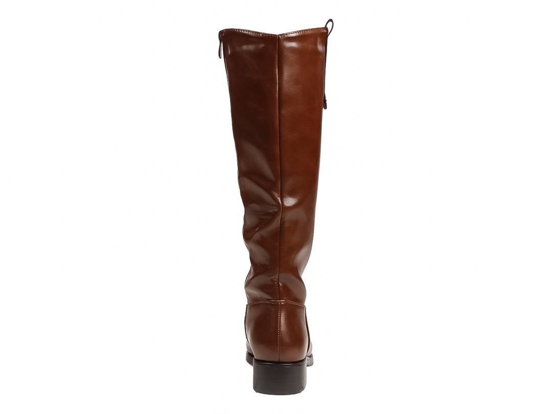Bota alta de color café fabricada en material sintético con tacón bajo y suela negra.