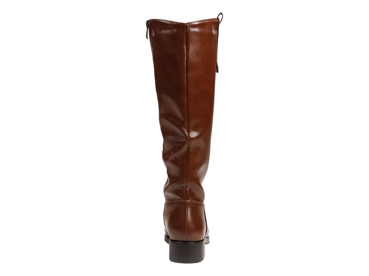 Bota alta de color café fabricada en material sintético con tacón bajo y suela negra.