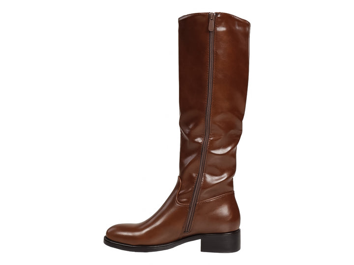 Bota alta de color café fabricada en material sintético con tacón bajo y suela negra.