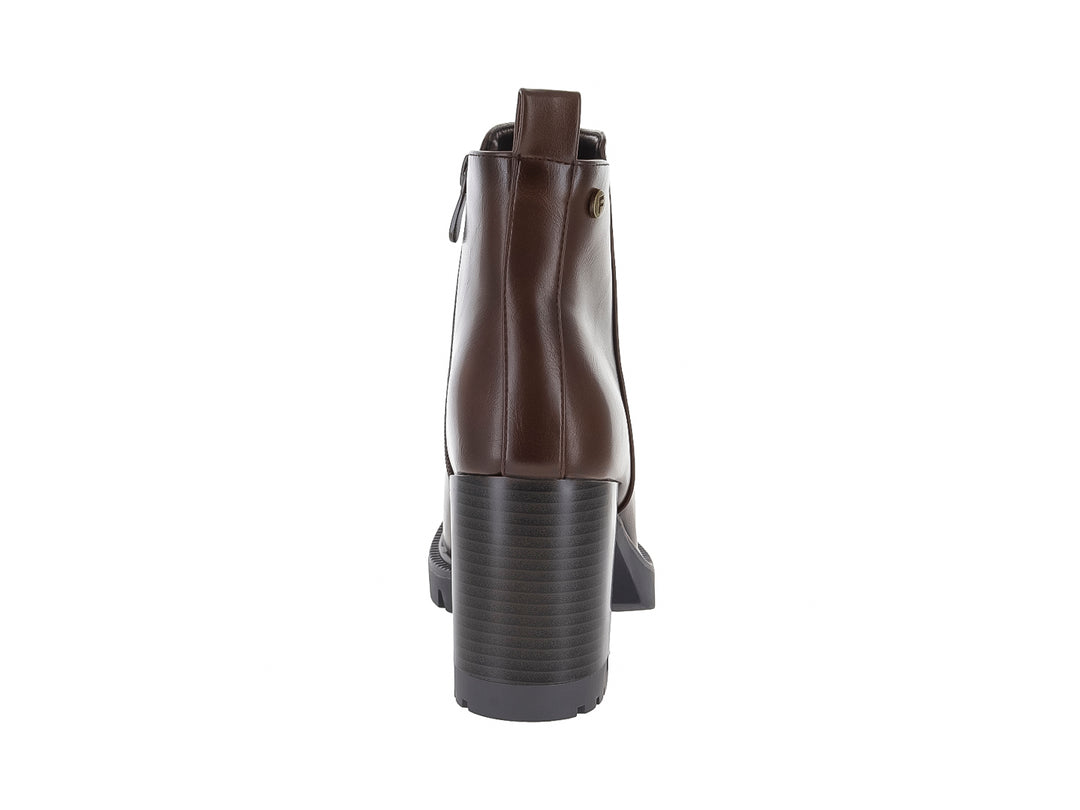 Botín sintético color café con tacón cuadrado y suela negra dentada para mujer.