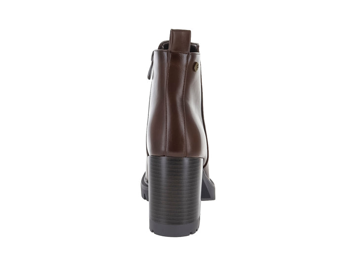 Botín sintético color café con tacón cuadrado y suela negra dentada para mujer.