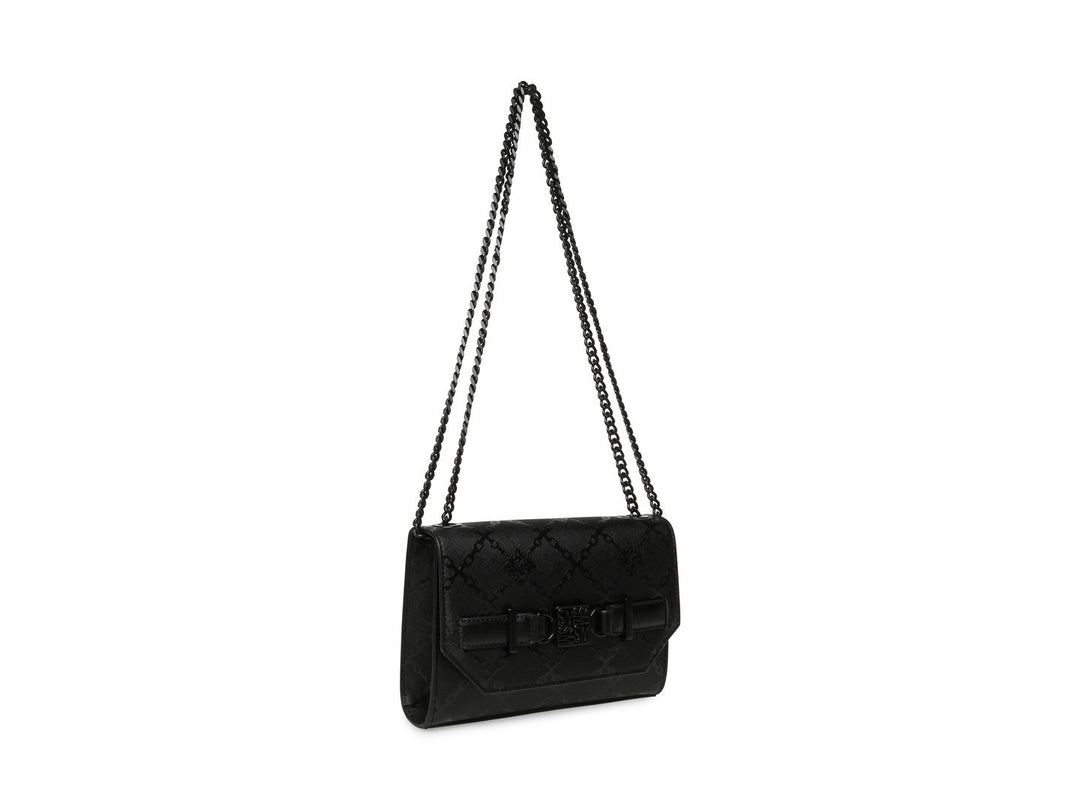 Bolso negro rectangular con correa de cadena y textura acolchada.
