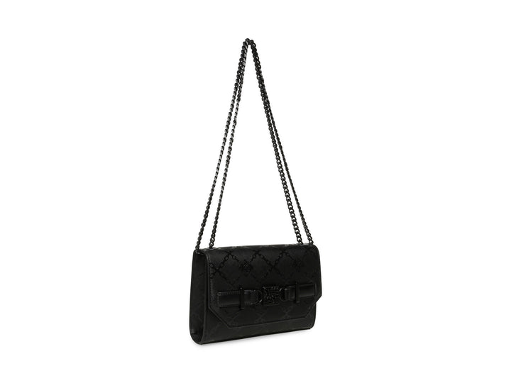 Bolso negro rectangular con correa de cadena y textura acolchada.