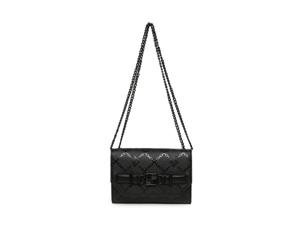 Bolso negro rectangular con correa de cadena y textura acolchada.