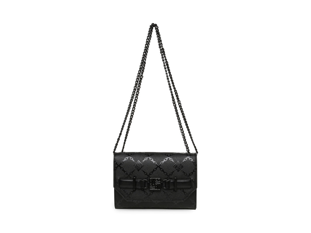 Bolso negro rectangular con correa de cadena y textura acolchada.