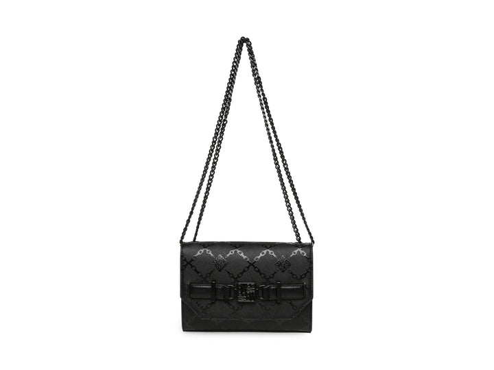 Bolso negro rectangular con correa de cadena y textura acolchada.