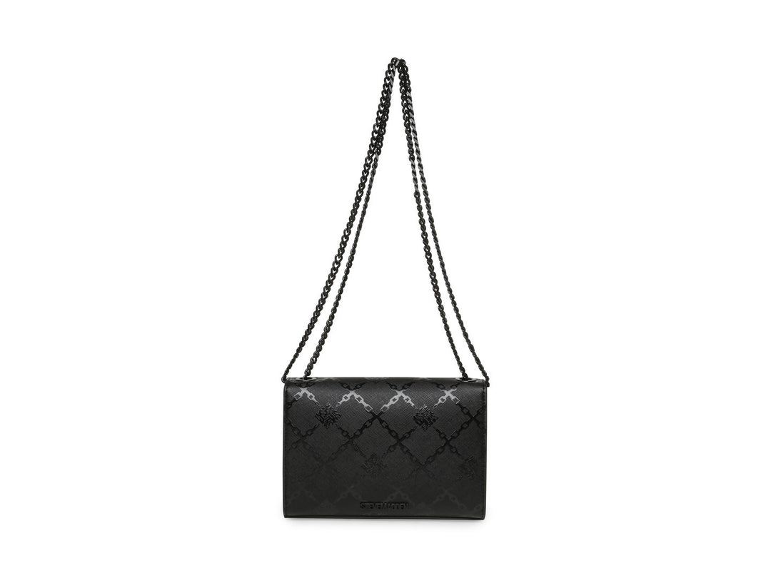 Bolso negro rectangular con correa de cadena y textura acolchada.