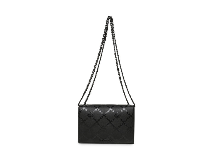 Bolso negro rectangular con correa de cadena y textura acolchada.