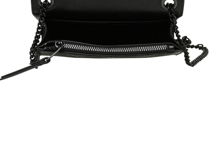 Bolso negro rectangular con correa de cadena y textura acolchada.