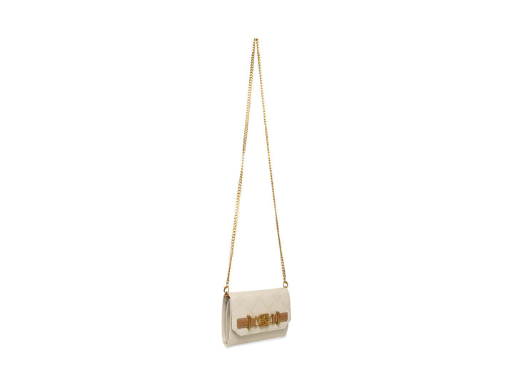 Bolso pequeño Steve Madden color bone con textura acolchada, detalles en camel y correa de cadena dorada.