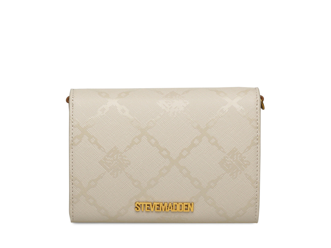 Bolso pequeño Steve Madden color bone con textura acolchada, detalles en camel y correa de cadena dorada.