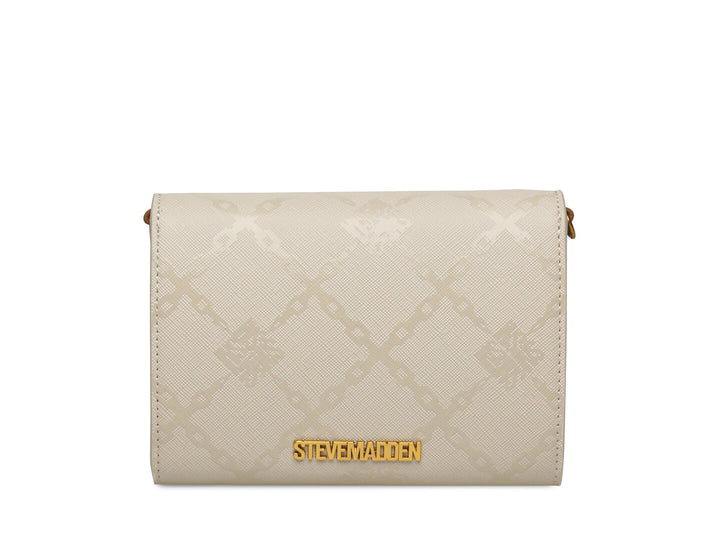 Bolso pequeño Steve Madden color bone con textura acolchada, detalles en camel y correa de cadena dorada.