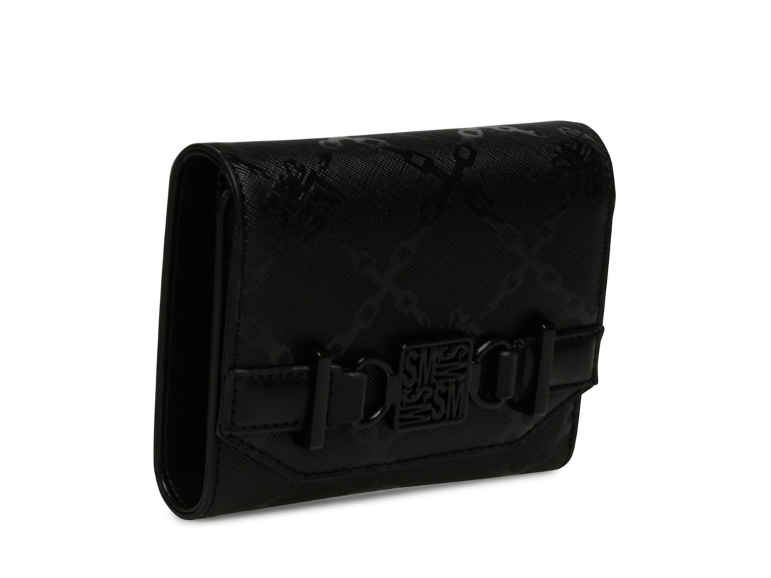 Cartera negra de Steve Madden con textura grabada y cierre frontal con hebilla.