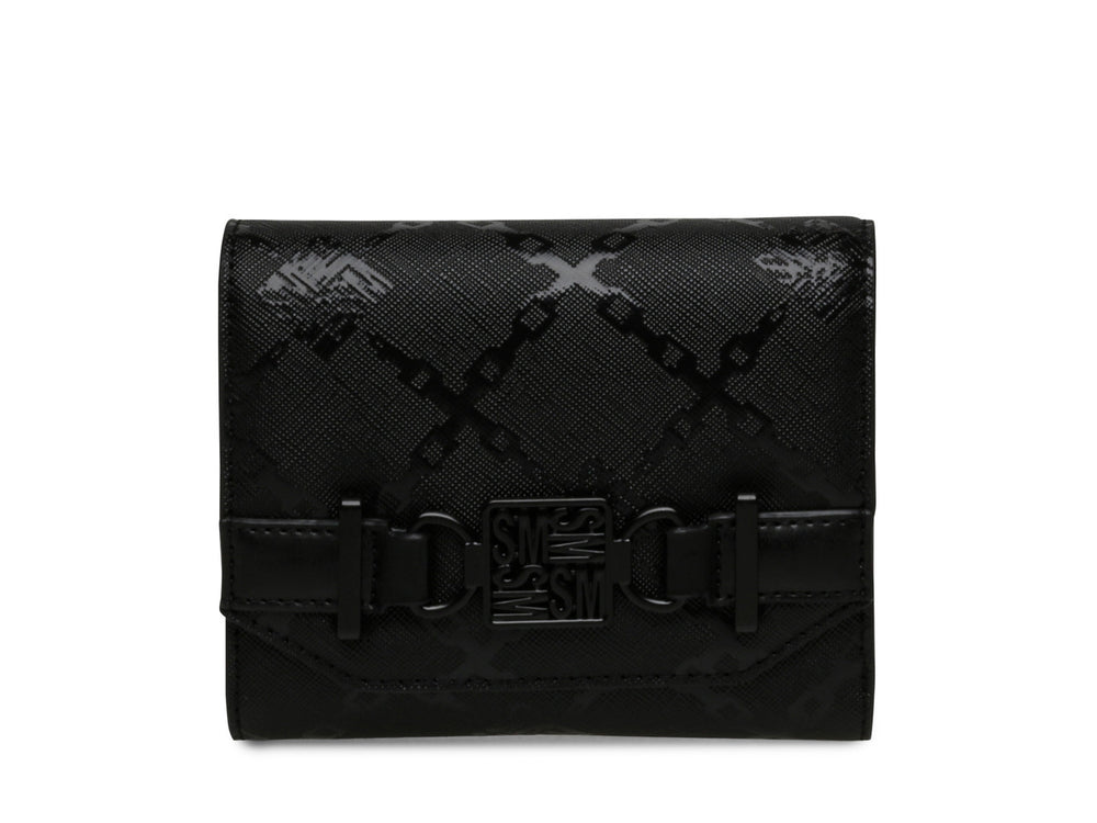 Cartera negra de Steve Madden con textura grabada y cierre frontal con hebilla.