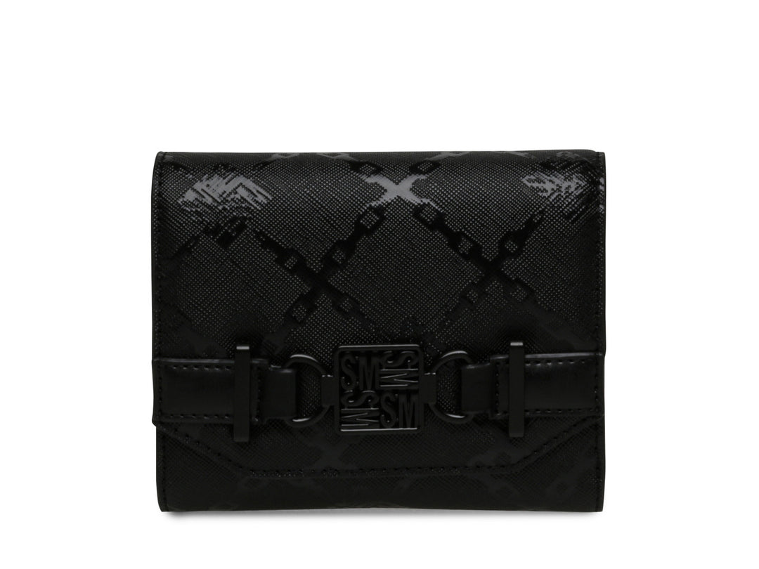 Cartera negra de Steve Madden con textura grabada y cierre frontal con hebilla.