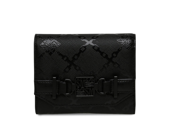 Cartera negra de Steve Madden con textura grabada y cierre frontal con hebilla.